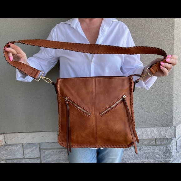 Beautiful faux leather crossbody bag. Excellent condition like new - Picture 2 of 11